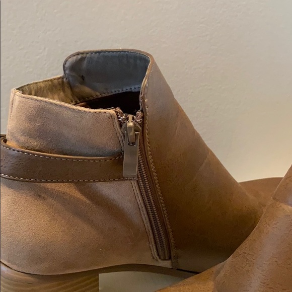 SUPER CUTE BOOTIE HEELS! - Picture 3 of 3